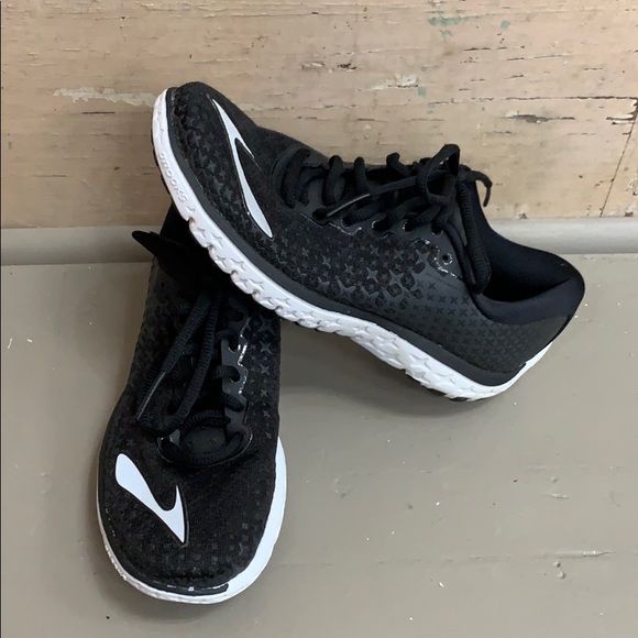 black brooks tennis shoes